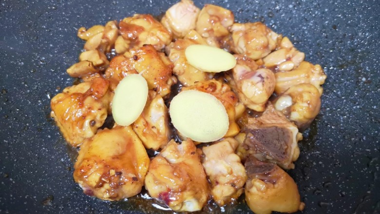 鸡腿炖土豆,下入鸡块大火爆炒,将鸡肉的水分炒出来,让鸡皮上色,放姜片和<a style='color:red;display:inline-block;' href='/shicai/ 718'>料酒</a>翻炒均匀。