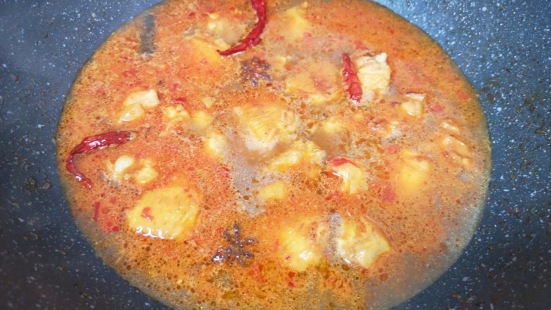 鸡腿炖土豆,加入热水烧开,转小火炖20分钟。