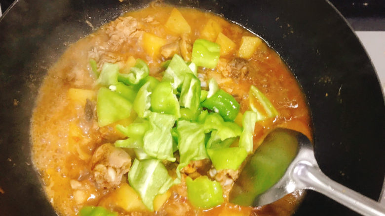 鸡腿炖土豆,时间差不多了土豆也熟透了,加入青椒翻炒