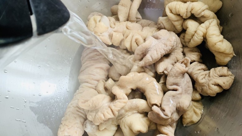麻辣肥肠,时间到,捞出肥肠用凉水凉透