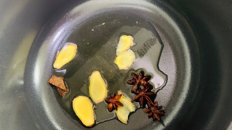 麻辣肥肠,锅中下油,放姜,八角,桂皮,炒出香味