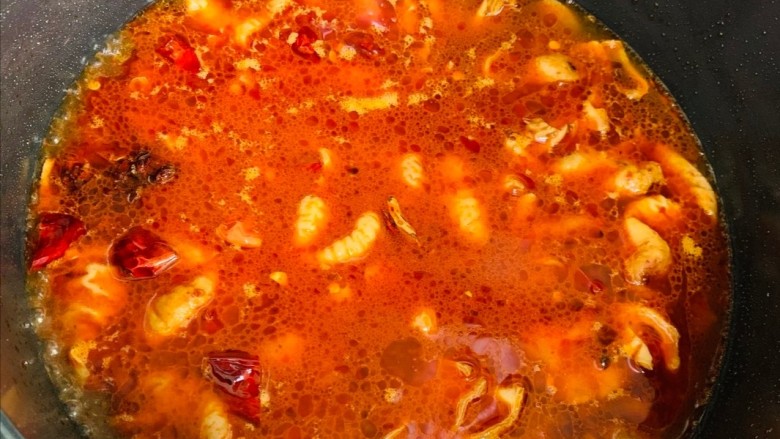 麻辣肥肠,加入适量清水,淹过肥肠