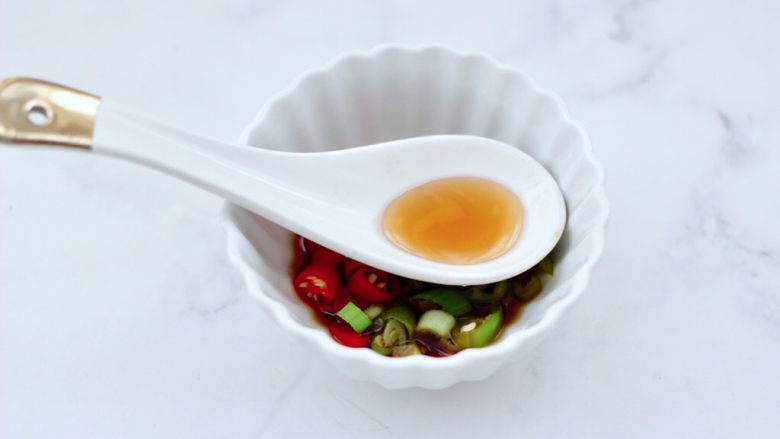 白灼鲍鱼,这个时候倒入<a style='color:red;display:inline-block;' href='/shicai/ 3738'>芝麻油</a>,把所有的食材混合搅拌均匀就可以了,蘸料汁就做好了。