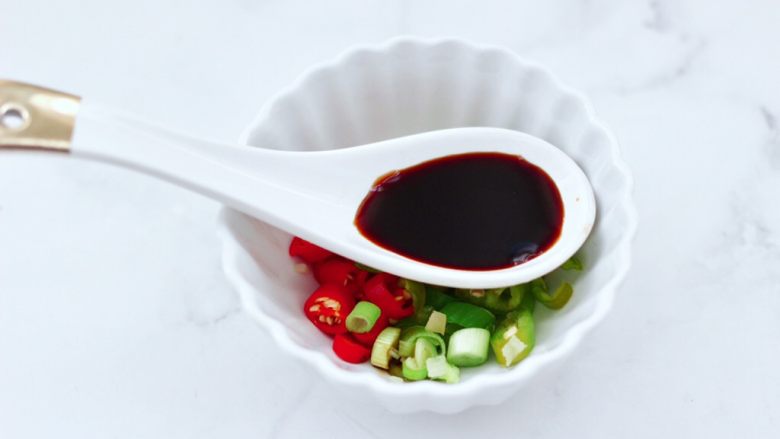 白灼鲍鱼,现在先来做蘸料汁,碗里先加入<a style='color:red;display:inline-block;' href='/shicai/ 788'>生抽</a>。