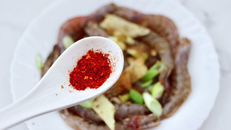 孜然风味烤虾,再加入<a style='color:red;display:inline-block;' href='/shicai/ 761'>辣椒粉</a>,这个可以根据个人喜好来增减。