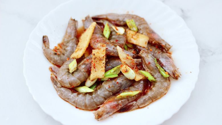 孜然风味烤虾,把所有的食材,全部混合搅拌均匀后腌制1小时。