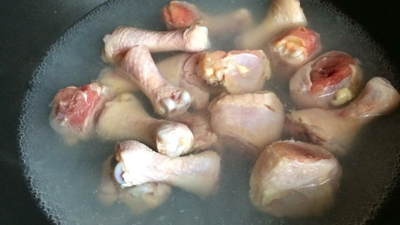 鸡腿炖土豆,冷水下锅,鸡腿焯水,可以焯久一点,这样煮的时候比较容易煮烂