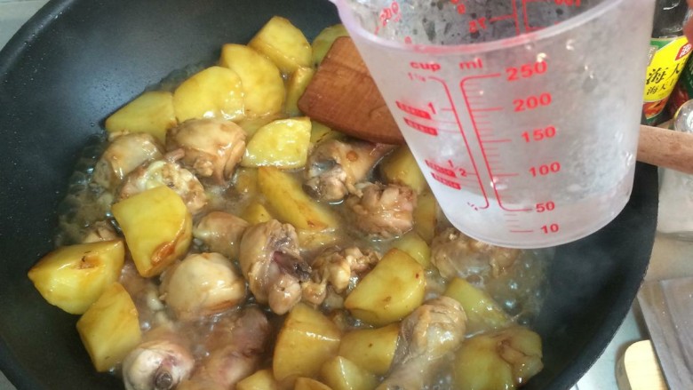 鸡腿炖土豆,加水,不需要没过食材