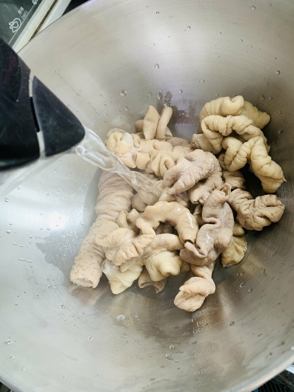 麻辣肥肠,十分钟后捞出大肠冲洗干净浮沫,多过几遍水至大肠凉透