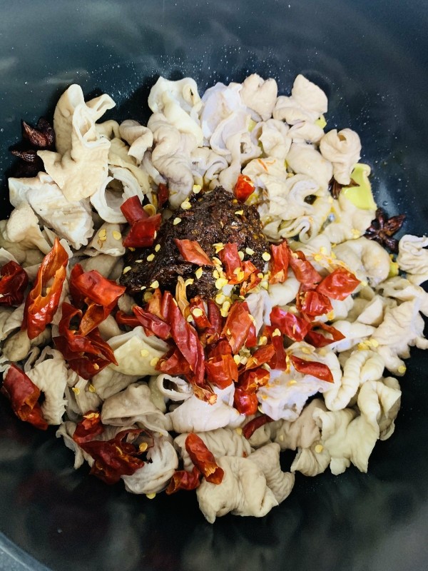 麻辣肥肠,下猪大肠,豆瓣酱,麻辣酱,干辣椒,翻炒均匀