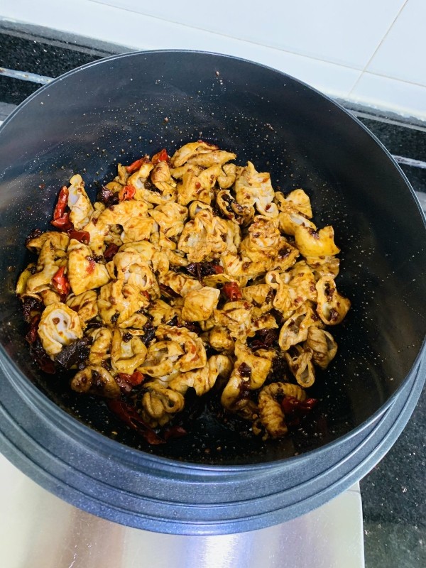 麻辣肥肠,感觉猪大肠炒出油,有点焦糖化,上色均匀后