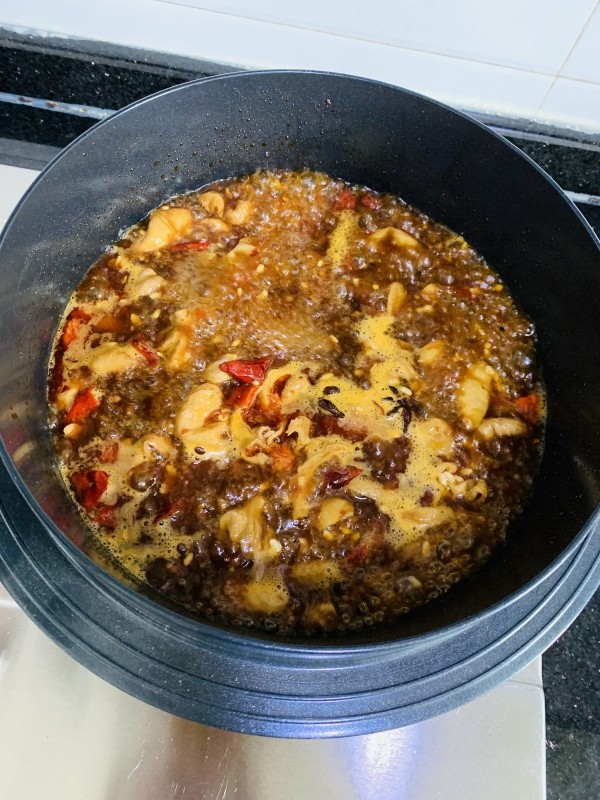 麻辣肥肠,大火烧开后,小火炖四十多分钟