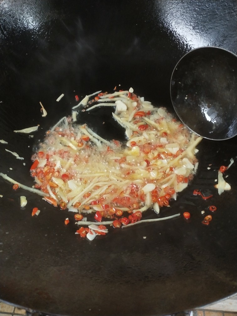 泡椒猪肝,锅内留底油,然后把泡姜,大蒜,小米椒下锅炒香