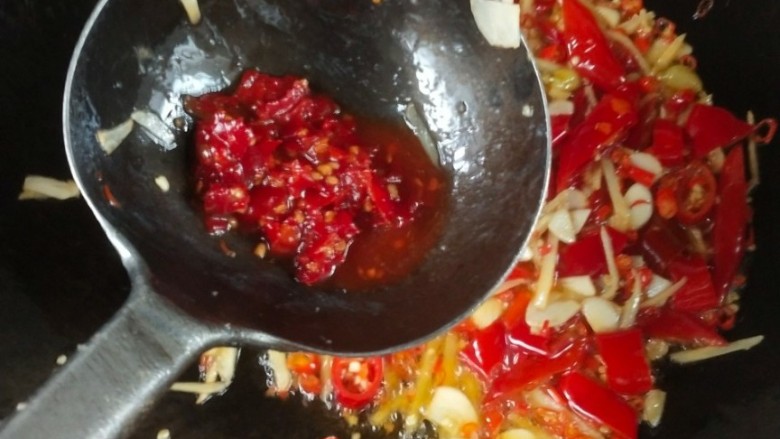 泡椒猪肝,炒香后加入<a style='color:red;display:inline-block;' href='/shicai/ 89730'>糟辣椒</a>,(没有的话可以不放)