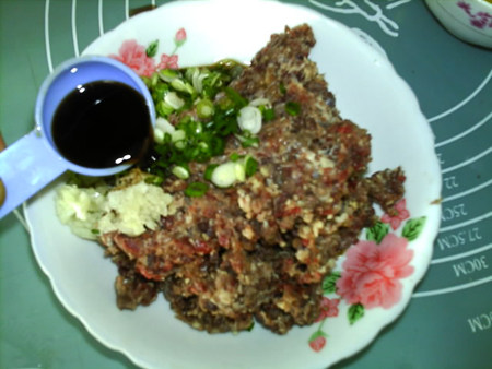 香菇牛肉酱,加入葱蒜,料酒,生抽,