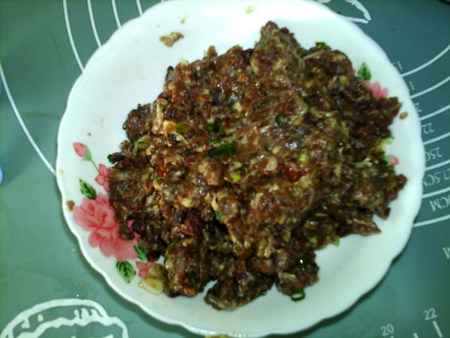 香菇牛肉酱,抓匀,腌制30分钟。