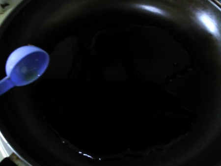 香菇牛肉酱,锅烧热,倒油,