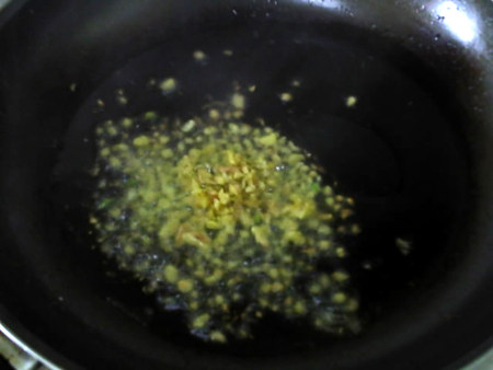 香菇牛肉酱,油烧热加入姜末,炒香。