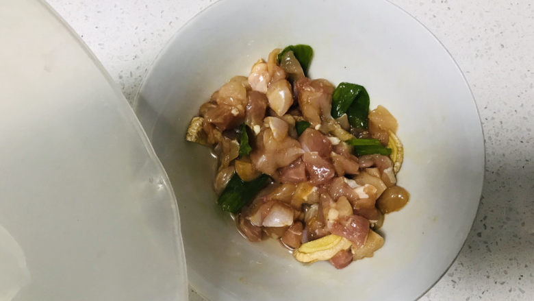 香菇滑鸡粥,分三次加少许的清水搅拌,让鸡肉丁充分吸收水份和调料;
