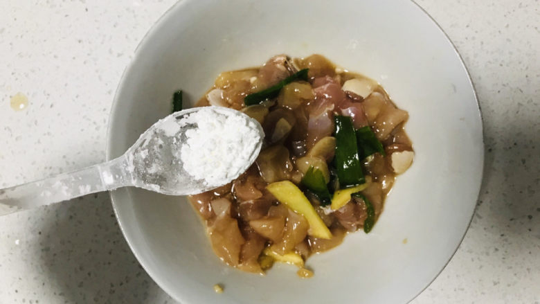 香菇滑鸡粥,再加小半勺玉米淀粉拌匀;