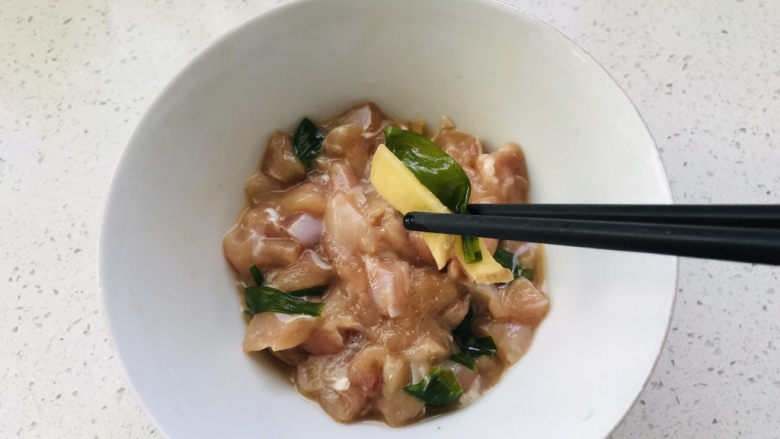 香菇滑鸡粥,把腌制好的鸡肉丁从冰箱里取出,去掉姜片和葱段;