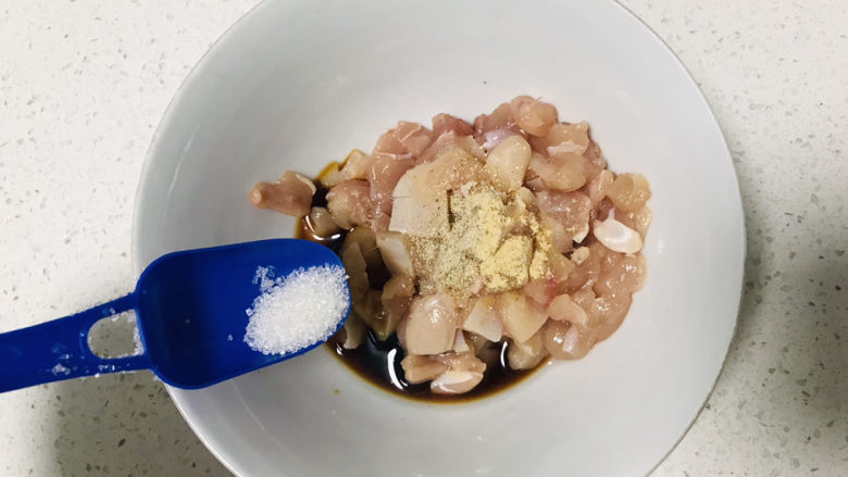 香菇滑鸡粥,加少许白糖提鲜;