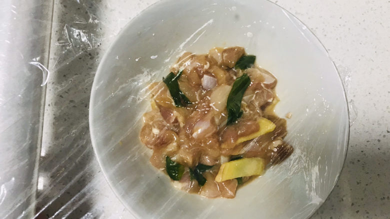 香菇滑鸡粥,覆盖保鲜膜;