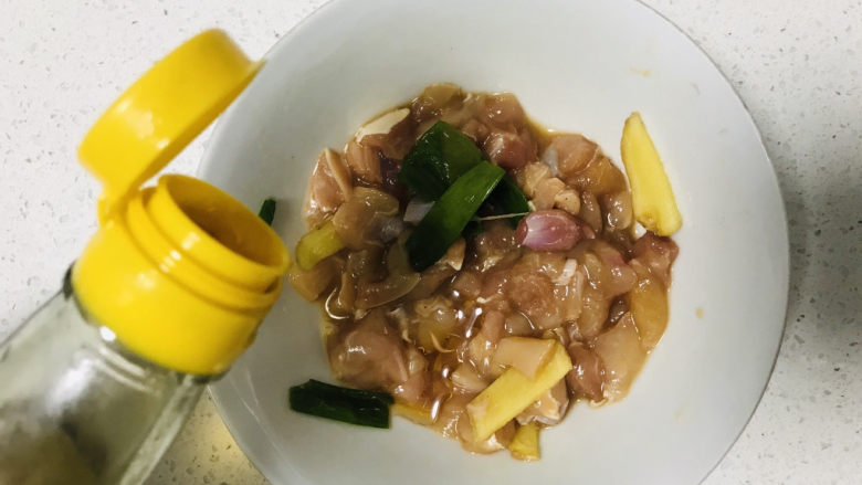 香菇滑鸡粥,倒入少许芝麻香油提香,封住水份;