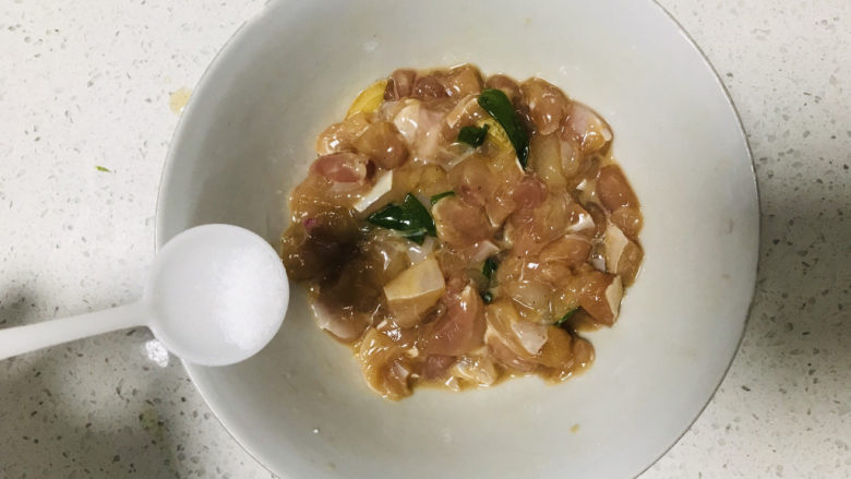 香菇滑鸡粥,最后加一丢丢盐调味;