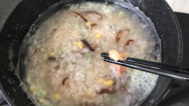 香菇滑鸡粥,一筷子一筷子地加入到粥底中搅匀,大概40秒鸡肉就变色熟透;