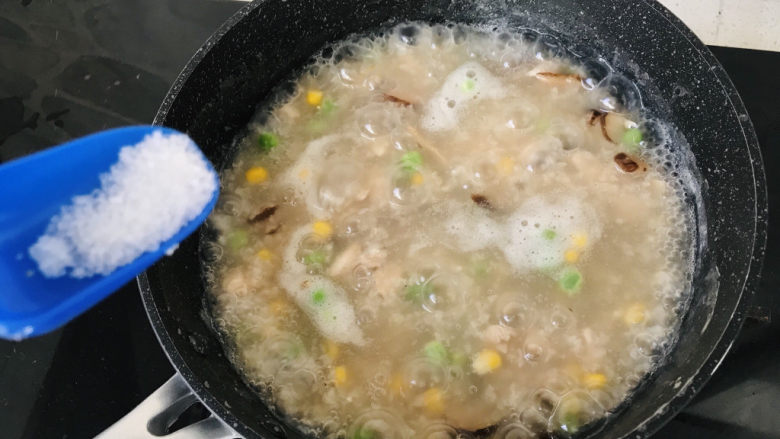 香菇滑鸡粥,加少许白糖，突出咸鲜口感；