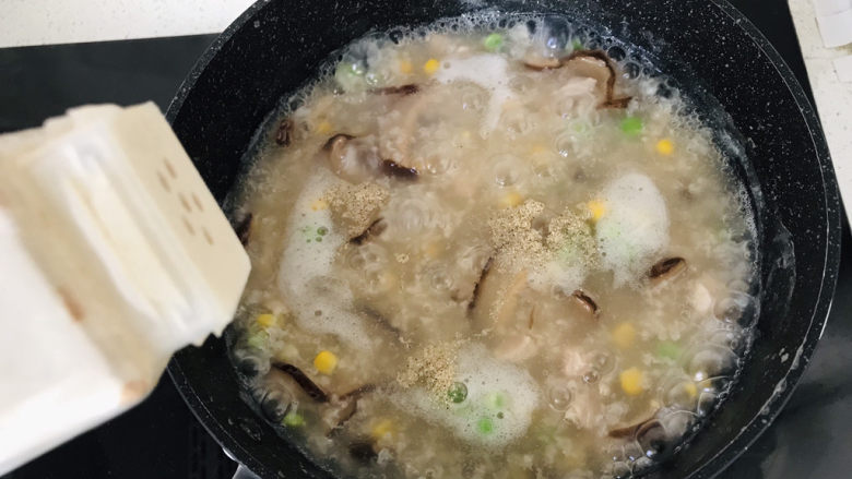 香菇滑鸡粥,出锅前撒少许白胡椒粉；