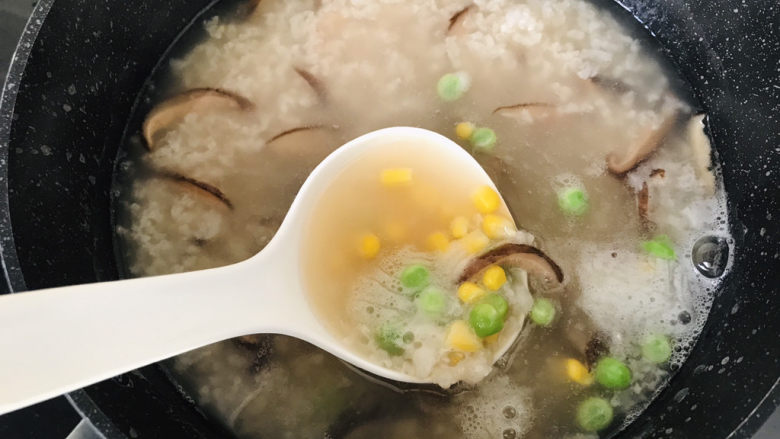 香菇滑鸡粥,加入到香菇粥底中小火熬煮3-5分钟;