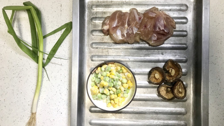 香菇滑鸡粥,所有用到的食材都在这里了,因为想在早餐喝到粥,所以要在前一晚就处理好食材,比如:腌制<a style='color:red;display:inline-block;' href='/shicai/ 9601'>鸡腿肉</a>、熬粥底。