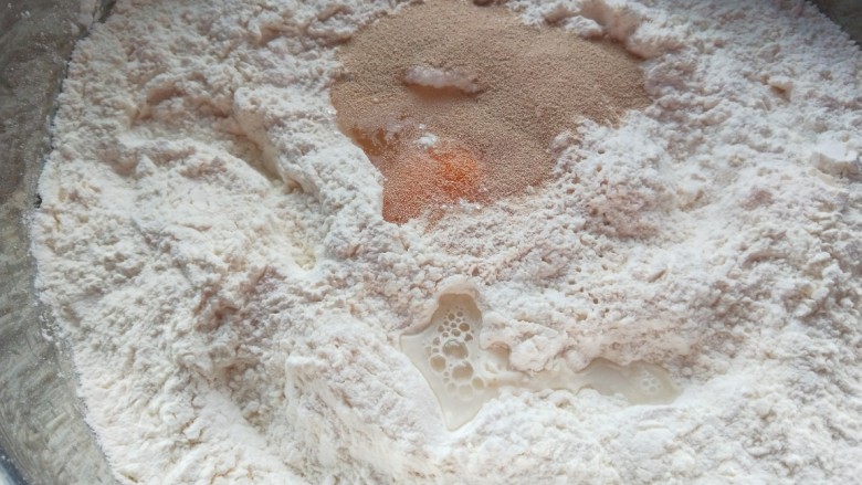 五香葱油肉饼,面粉500克,加入一个鸭蛋,加入20白<a style='color:red;display:inline-block;' href='/shicai/ 10588'>糖</a>,适量盐。