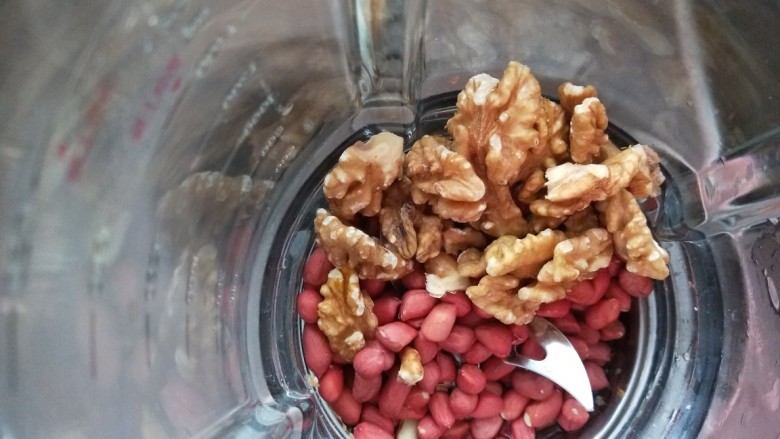 五香葱油肉饼,这会我用核桃,花生打成糊配肉饼吃