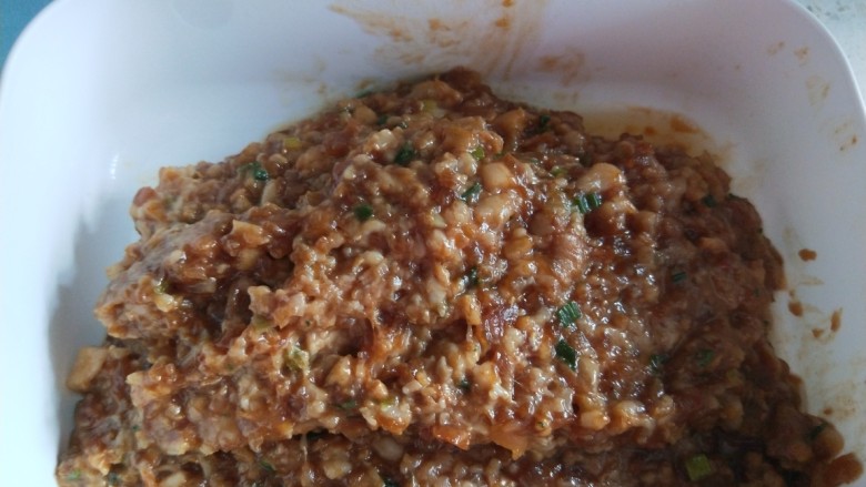五香葱油肉饼,提前调好的肉馅,我用花椒油,酱油,<a style='color:red;display:inline-block;' href='/shicai/ 744'>五香粉</a>,鸡粉,生抽,老抽,盐,姜末,葱末,搅拌均匀。