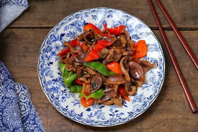 青椒炒鸡胗,一道脆嫩入味的青椒炒鸡胗就做好了,下酒又下饭,味道好极了!