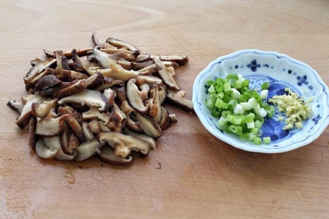 香菇炒肉片,香菇洗净后挤去多余水分切成片状,再切葱花和<a style='color:red;display:inline-block;' href='/shicai/ 37'>姜</a>末备用。