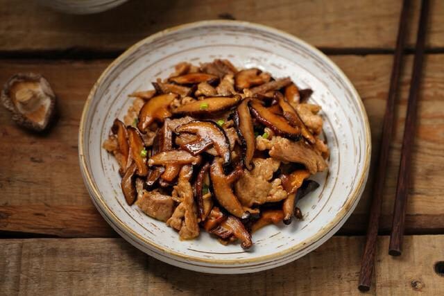 香菇炒肉片,一道营养美味的香菇炒肉片就完成了,鲜香浓郁真好吃!