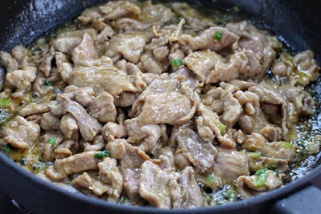 香菇炒肉片,接着放入腌制好的肉片炒至发白断生状态,盛出备用。