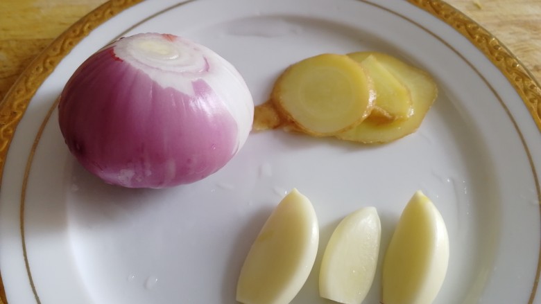 香菇牛肉酱,小圆葱去皮,切去两端洗净;蒜扒皮去头;姜切片。