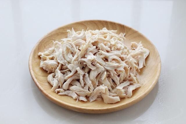 香菇滑鸡粥,煮熟的鸡胸肉捞出晾至不烫手状态,撕成细条或小丁状。