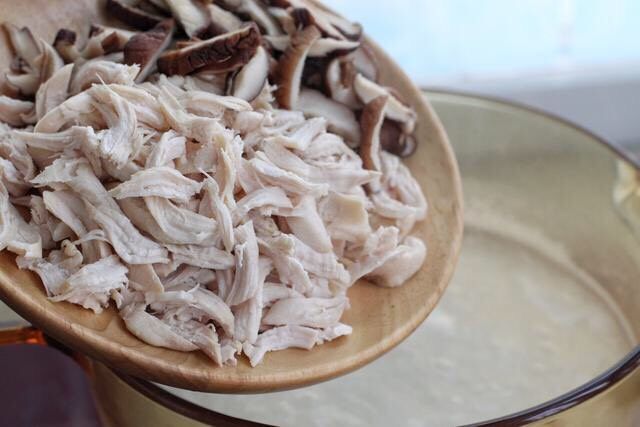 香菇滑鸡粥,将切好的香菇和鸡肉一同放入锅中,搅拌均匀煮15-20分钟。