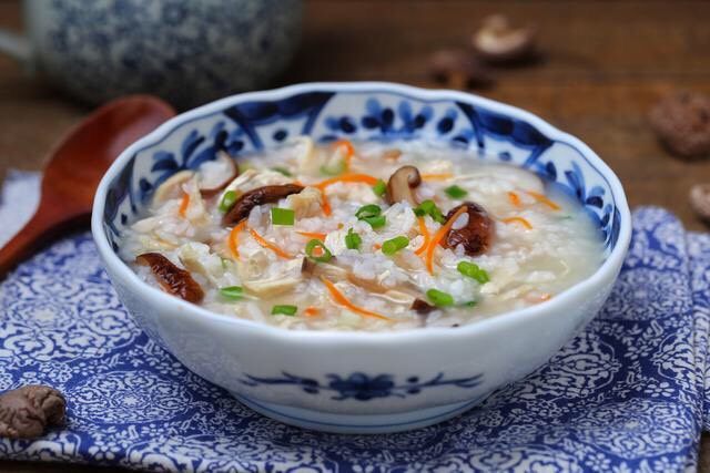 香菇滑鸡粥,盛入碗中食用即可,简单美味的香菇滑鸡粥就做好了。
