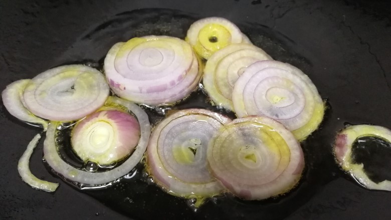 香菇牛肉酱,热锅倒入比炒菜多一些的油,放入圆葱片。