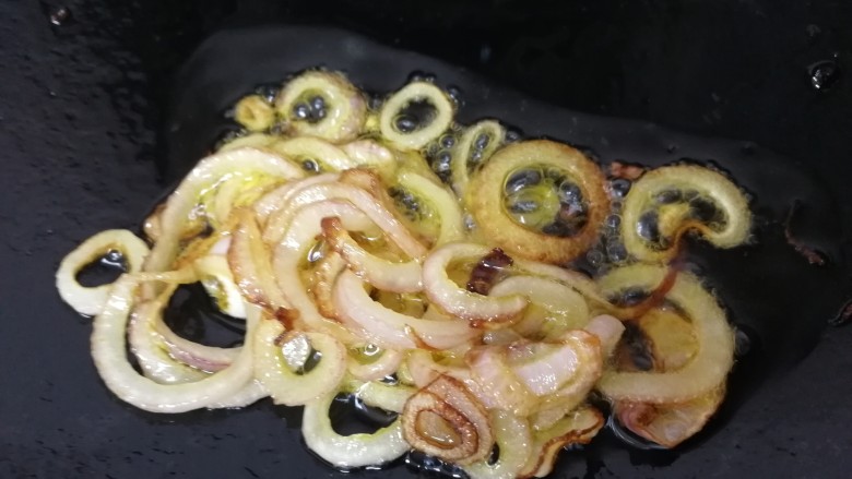 香菇牛肉酱,小火炒至微焦,捞出不要。