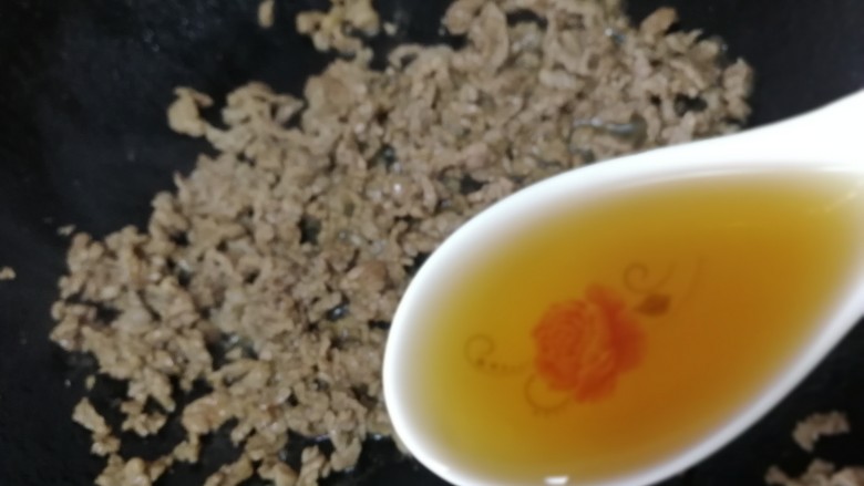 香菇牛肉酱,炒熟,放入一汤匙<a style='color:red;display:inline-block;' href='/shicai/ 718'>料酒</a>。