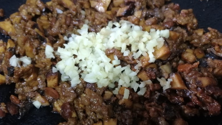 香菇牛肉酱,放入葱姜末,小火炒匀。