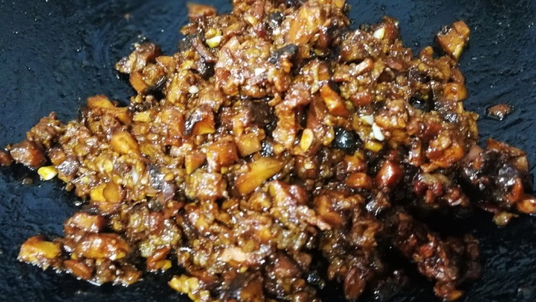 香菇牛肉酱,小火炒匀,炒至粘稠。